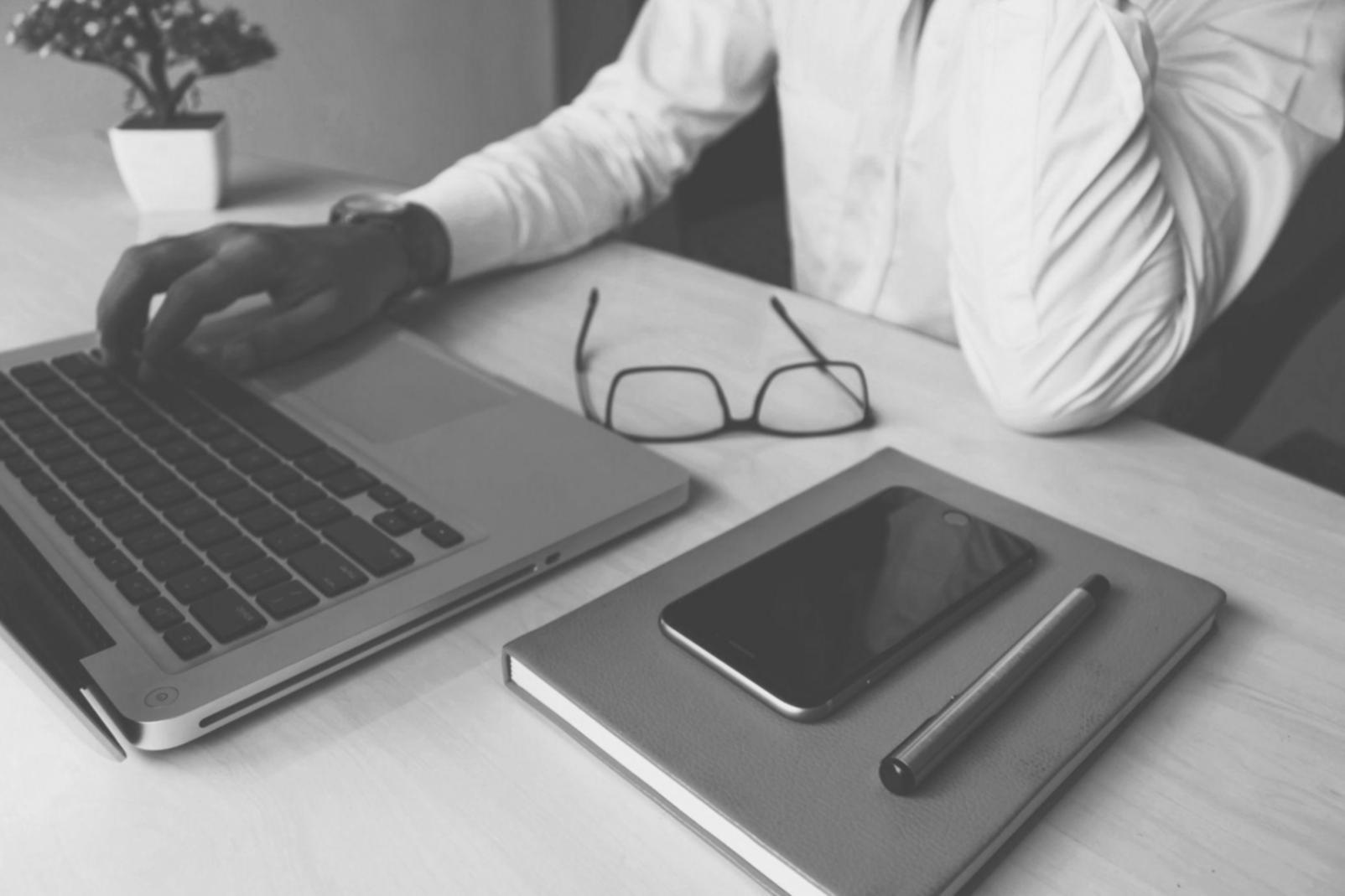 Modernes Büro mit Arbeitsplätzen und Teamarbeit