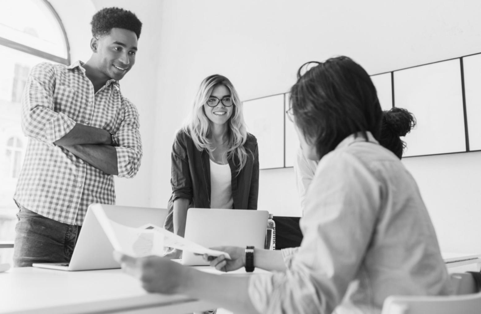 Verkaufsgespräch zwischen zwei Geschäftspartnern