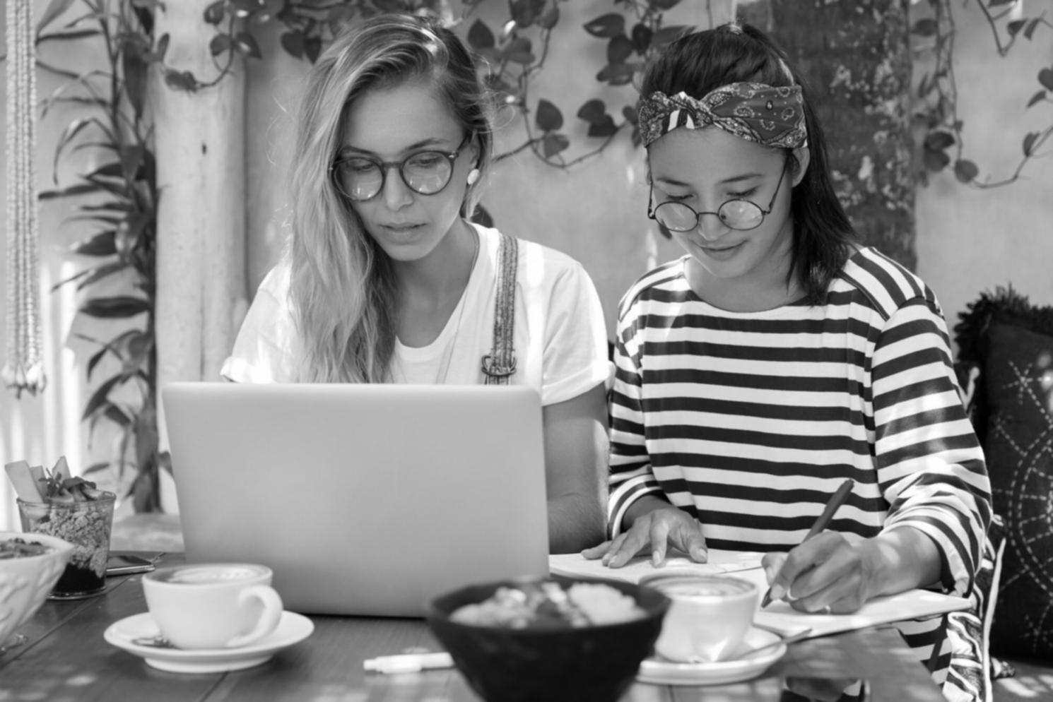 Geschäftstreffen mit Dokumenten und Analyse